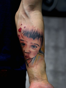可爱萌萌的手臂小男孩肖像纹身刺青
