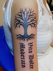 小树与英文单词一起的手臂纹身刺青