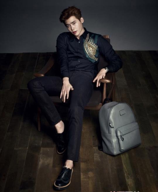 点击大图看下一张:韩国明星李钟硕帅气写真