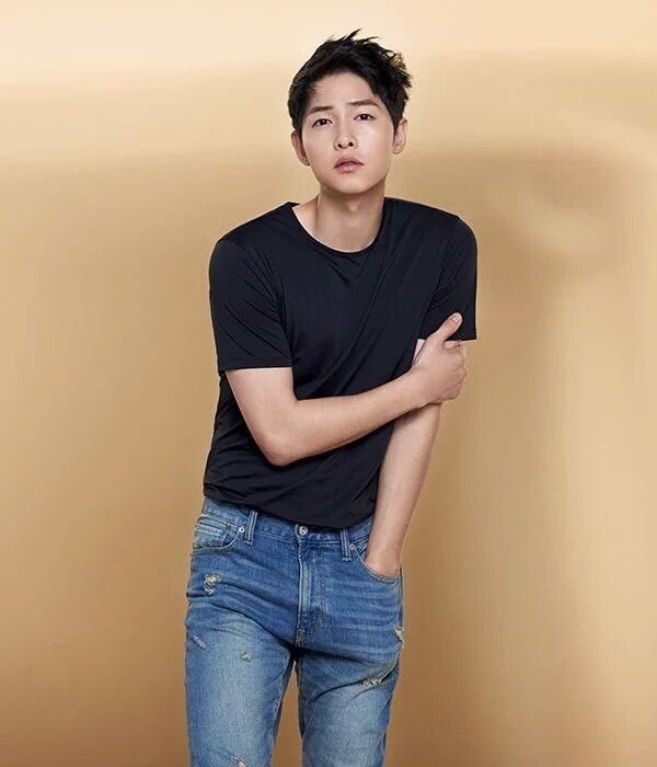 点击大图看下一张:阳光帅哥宋仲基最新写真