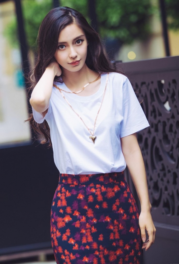 点击大图看下一张：Angelababy巴黎街拍