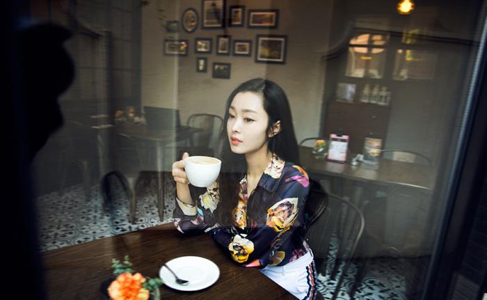 点击大图看下一张:宋轶曝时尚大片 温婉率性自由切换