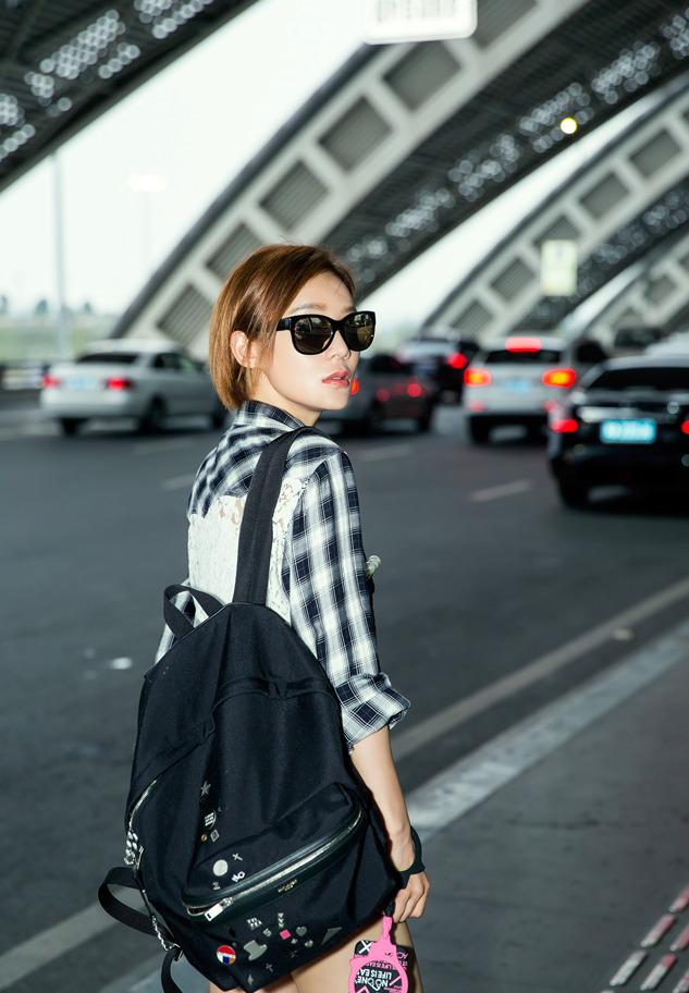 点击大图看下一张：走路带风!袁姗姗机场街拍长直美腿抢镜