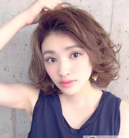 点击大图看下一张：女生短发流行发色 短发染发显白减龄发色