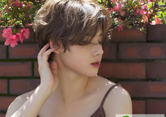 点击大图看下一张：气质女生短发正流行