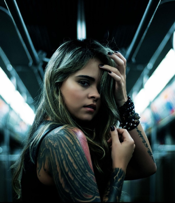 点击大图看下一张：一组欧美女孩的个性花臂纹身图案