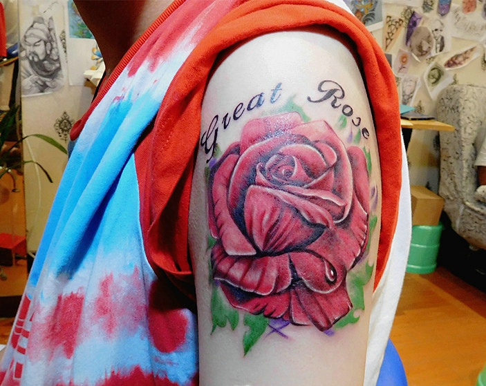 点击大图看下一张：精致而美好的大臂玫瑰花纹身刺青