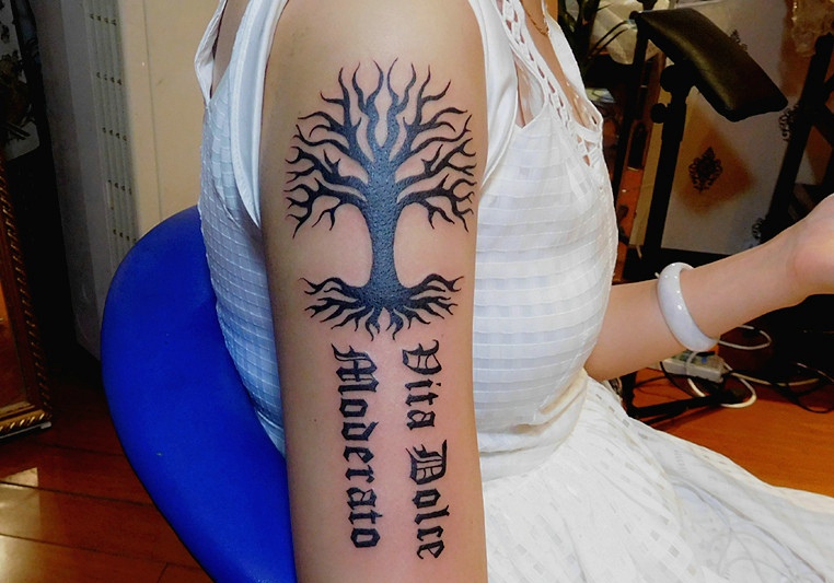 小树与英文单词一起的手臂纹身刺青 儿童画简笔画图片 哇图网
