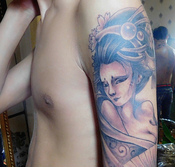 点击大图看下一张：一目了然的手臂传统花妓纹身图案