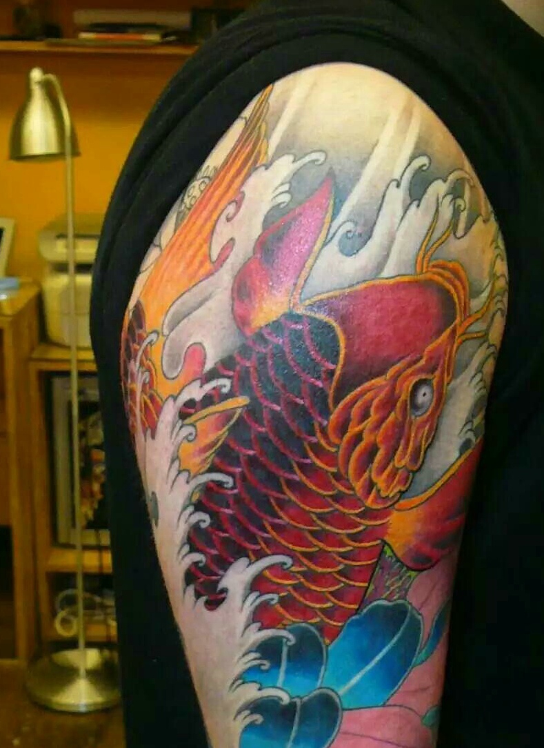 点击大图看下一张：鲜艳清晰的大臂红鲤鱼纹身图案