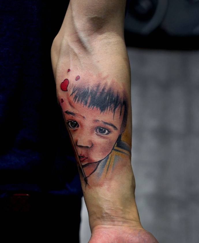 点击大图看下一张：可爱萌萌的手臂小男孩肖像纹身刺青