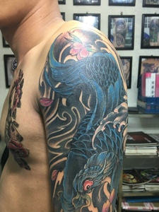 经典传统的花臂蓝鲤鱼纹身图案