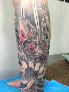 包小腿莲花与鲤鱼结合的纹身刺青