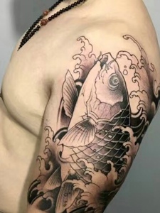 魅力十足的大臂黑白鲤鱼纹身图案