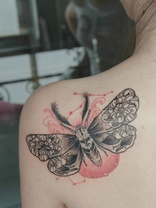 香肩上停留一只美丽的蝴蝶纹身图案