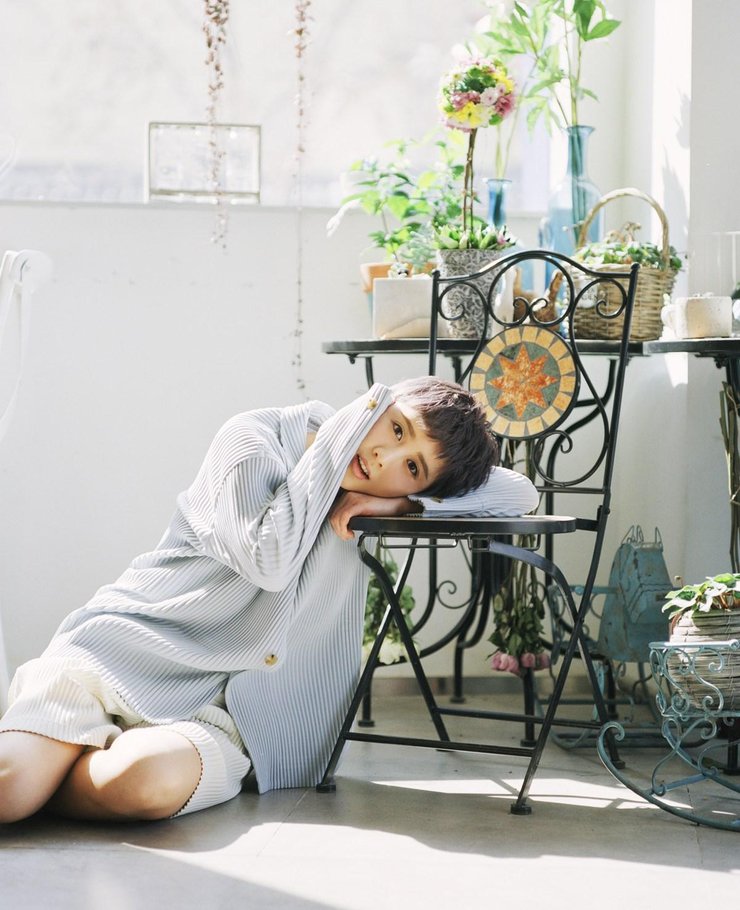 点击大图看下一张：90后个性女星夏梓桐夏日写真