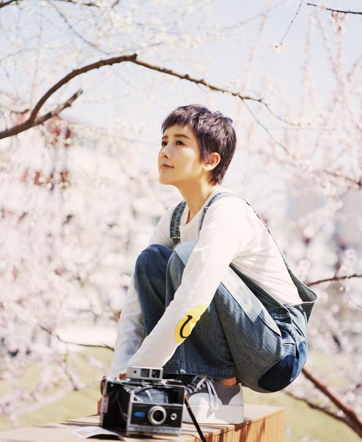 点击大图看下一张：90后个性女星夏梓桐夏日写真