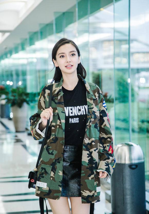 点击大图看下一张：Angelababy军装风酷劲十足 青春洋溢美腿抢镜