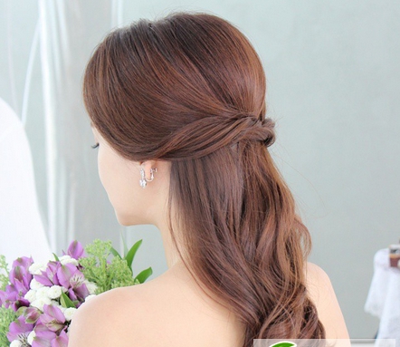 点击大图看下一张：韩式时尚新娘发型图片
