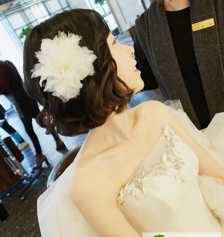 点击大图看下一张:韩式时尚新娘发型图片