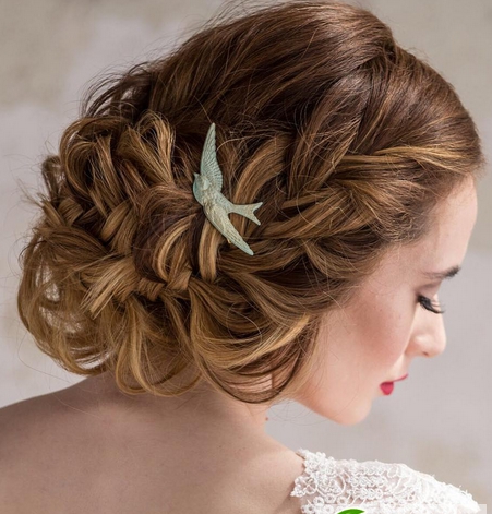 点击大图看下一张：欧式新娘时尚盘发图片