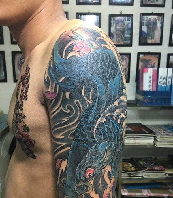 点击大图看下一张：经典传统的花臂蓝鲤鱼纹身图案