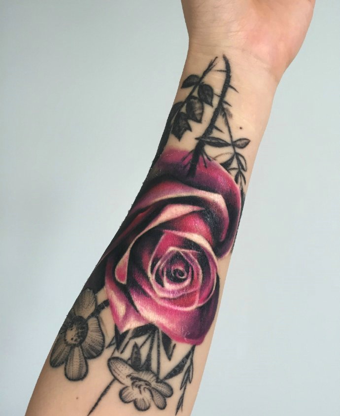 点击大图看下一张：手臂一朵精致的玫瑰花纹身刺青