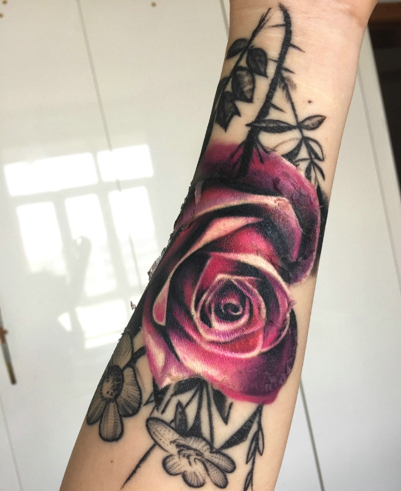 点击大图看下一张：手臂一朵精致的玫瑰花纹身刺青