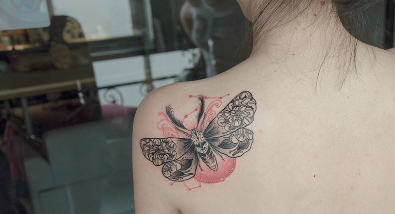 点击大图看下一张：香肩上停留一只美丽的蝴蝶纹身图案