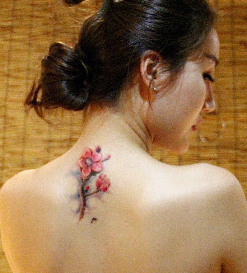点击大图看下一张：性感女神后背唯美好看的花朵纹身刺青