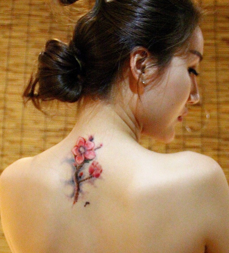 点击大图看下一张:性感女神后背唯美好看的花朵纹身刺青