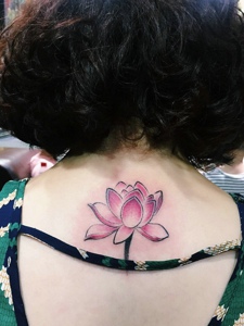 蓬发女生后背一只莲花纹身刺青