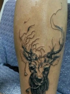 腿部可爱动人的黑白小鹿纹身图案
