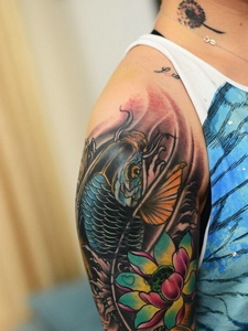 莲花与鲤鱼结合的传统大臂纹身图案