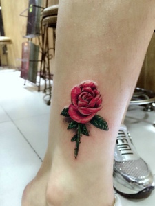 裸脚一只鲜艳玫瑰花朵纹身刺青