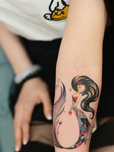 95后小美女手臂时尚美人鱼纹身图案