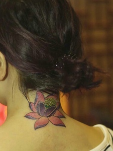 脖子背后漂亮盛开的莲花纹身图案