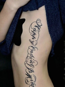 处在女生最性感部位的花体英文纹身刺青