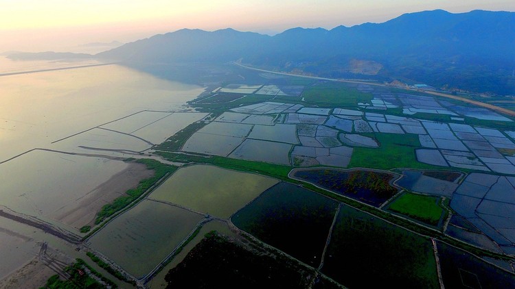 点击大图看下一张：静静的海湾