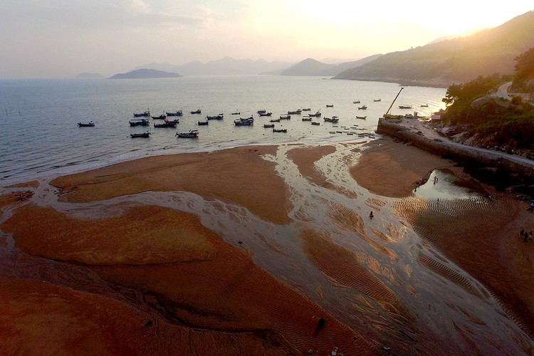 点击大图看下一张：静静的海湾