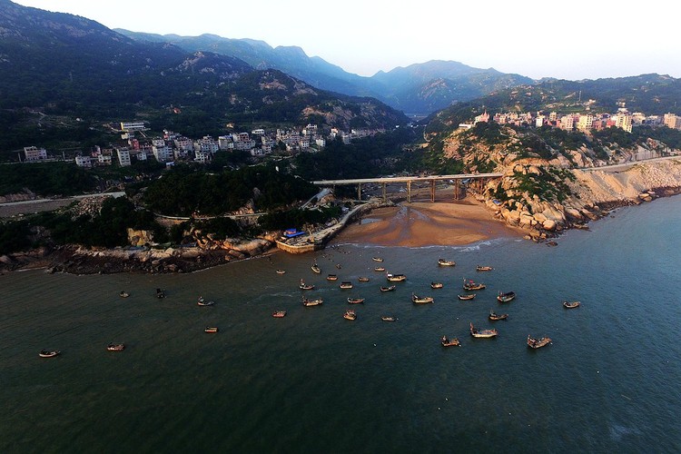 点击大图看下一张：静静的海湾