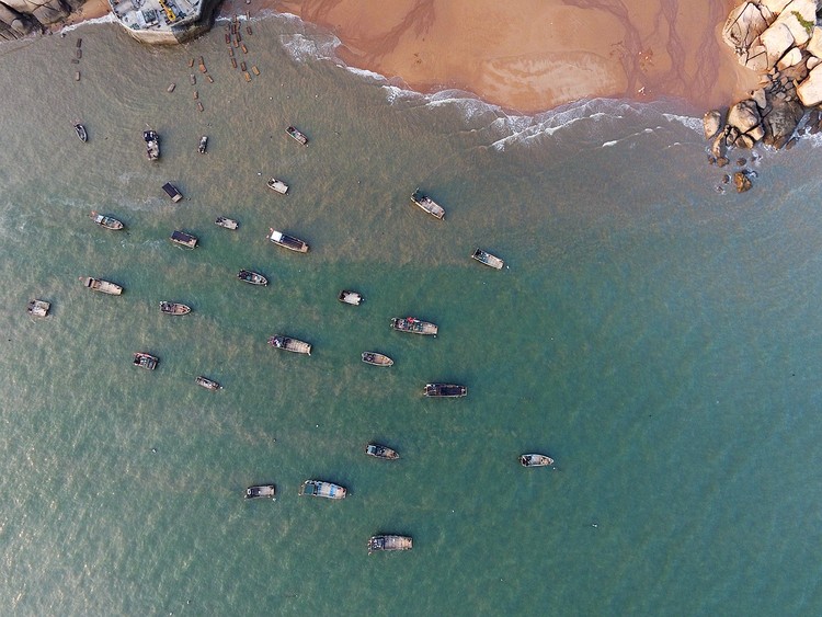 点击大图看下一张：静静的海湾