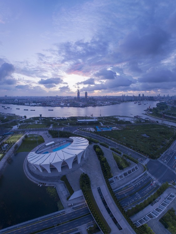 点击大图看下一张：台风来之前的上海东方体育中心