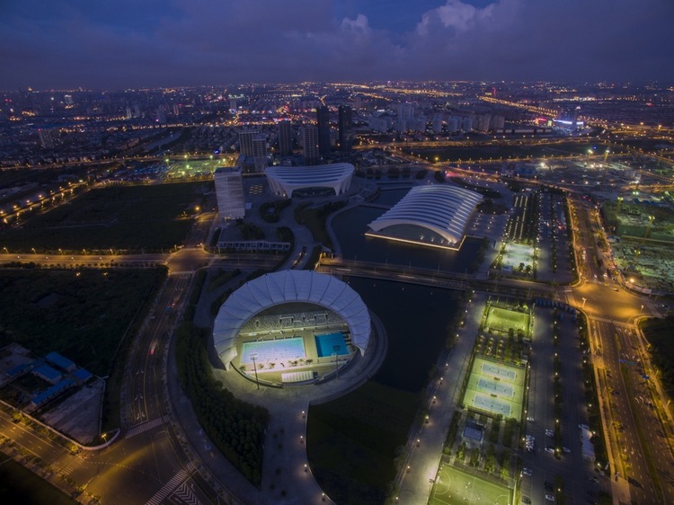 点击大图看下一张：台风来之前的上海东方体育中心