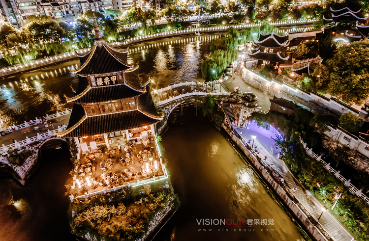 点击大图看下一张:夜幕降临后的城市