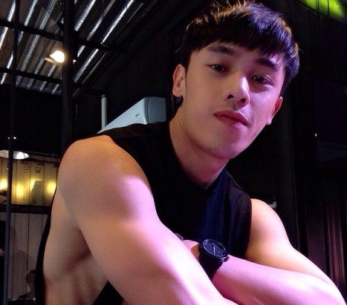 点击大图看下一张：1069肌肉帅哥健身约吗