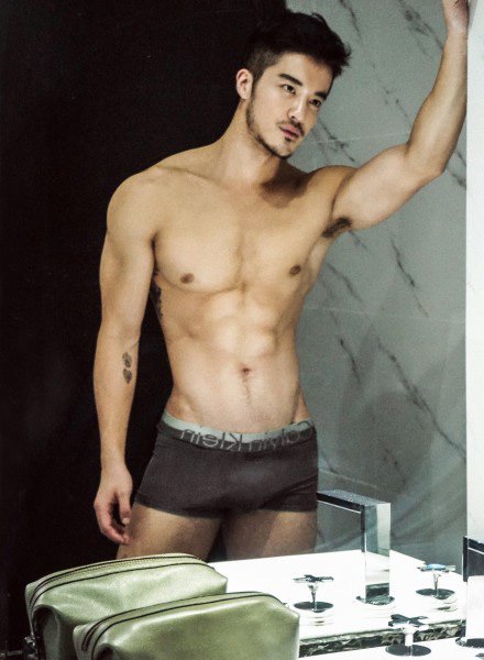 点击大图看下一张：RMIUC樊野私照写真