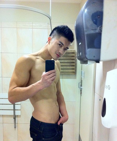 点击大图看下一张：RMIUC樊野私照写真