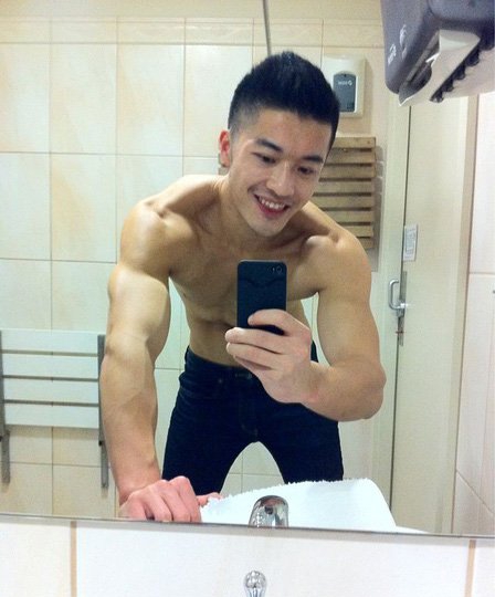 点击大图看下一张：RMIUC樊野私照写真