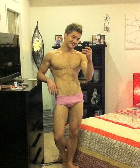 点击大图看下一张:RMIUC樊野私照写真